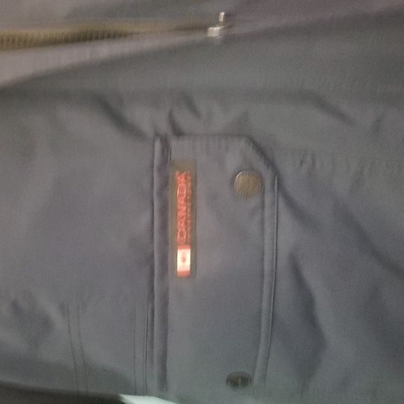 A Canada weather gear coat - Picture 5 of 9